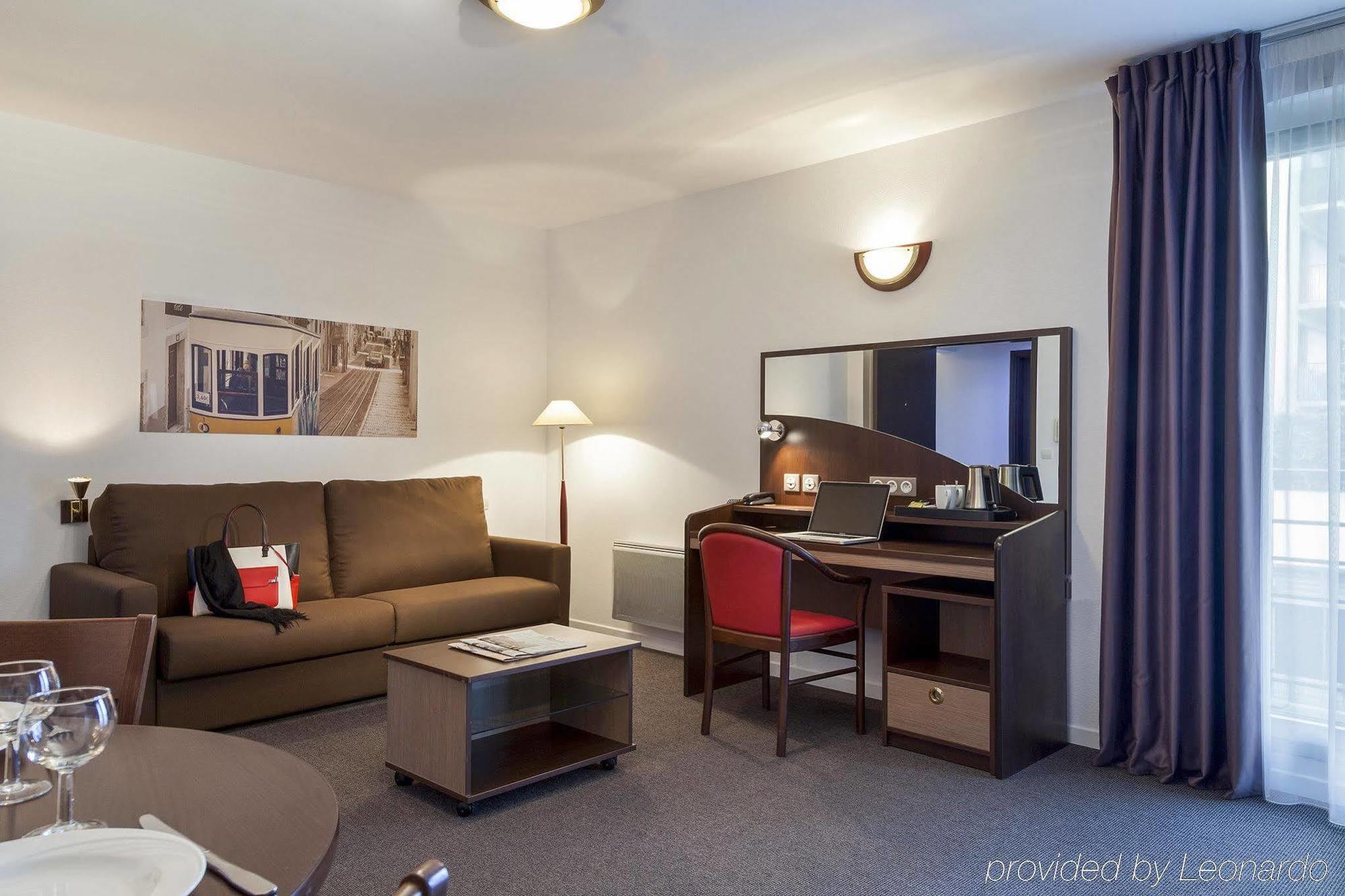 Comfort Suites Le-Port-Marly Paris Ouest Льо Порт-Марли Екстериор снимка