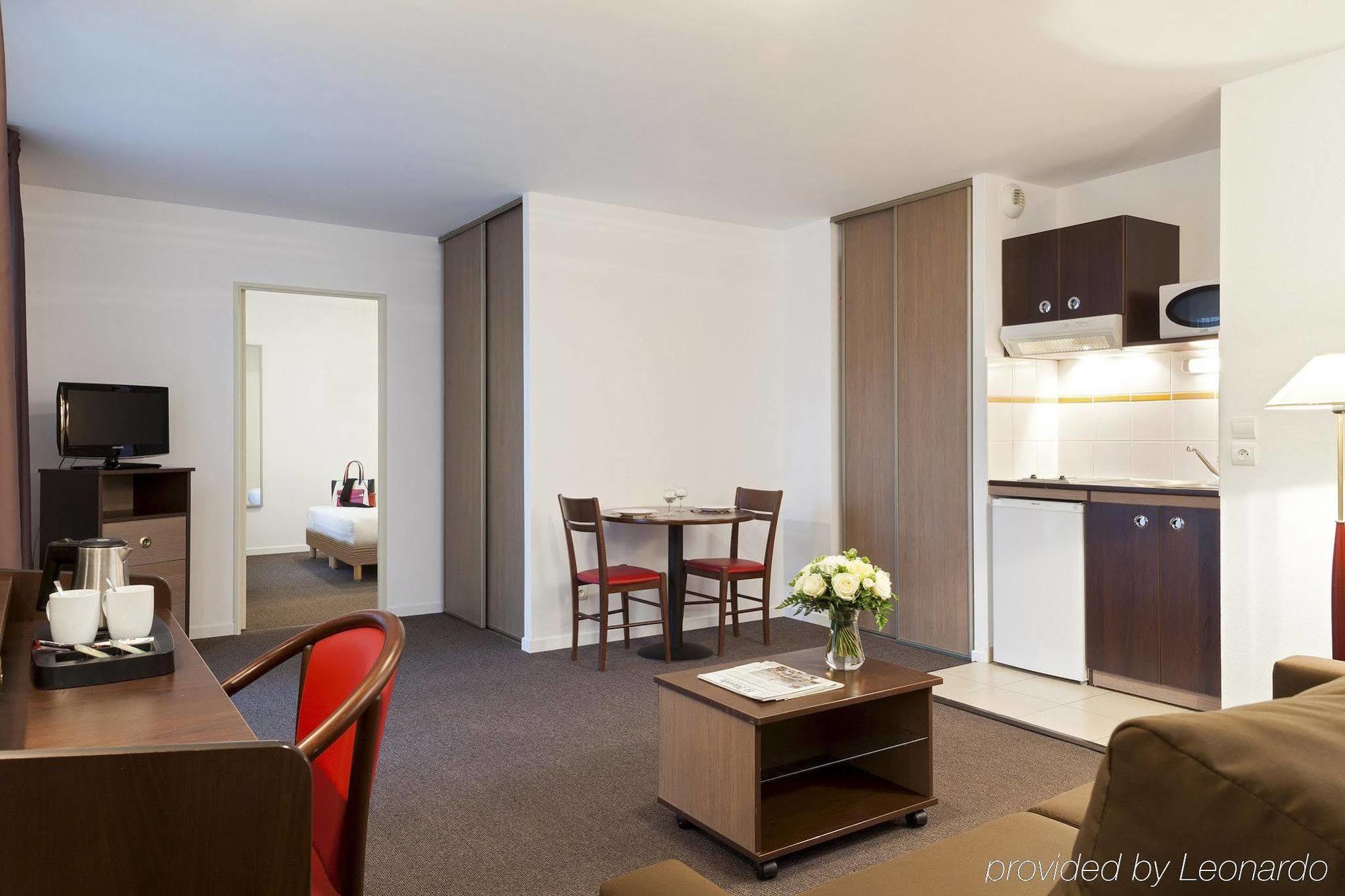 Comfort Suites Le-Port-Marly Paris Ouest Льо Порт-Марли Екстериор снимка