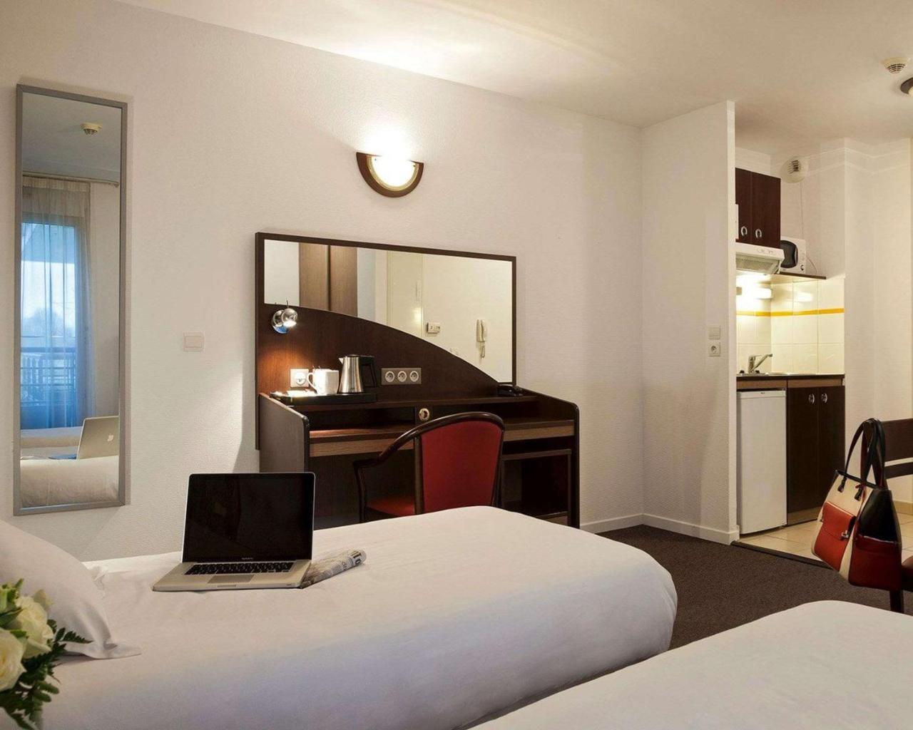 Comfort Suites Le-Port-Marly Paris Ouest Льо Порт-Марли Екстериор снимка