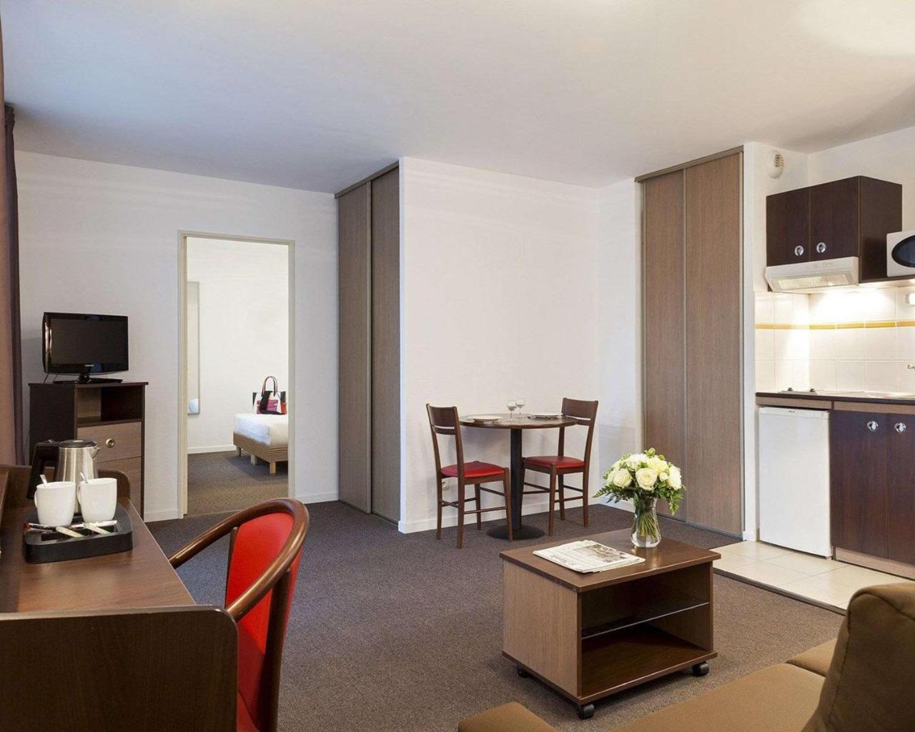 Comfort Suites Le-Port-Marly Paris Ouest Льо Порт-Марли Екстериор снимка