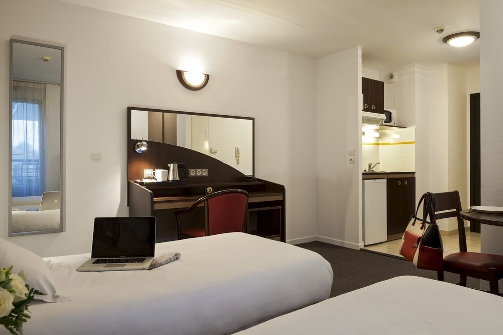 Comfort Suites Le-Port-Marly Paris Ouest Льо Порт-Марли Екстериор снимка
