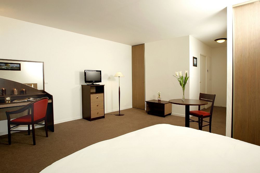 Comfort Suites Le-Port-Marly Paris Ouest Льо Порт-Марли Екстериор снимка