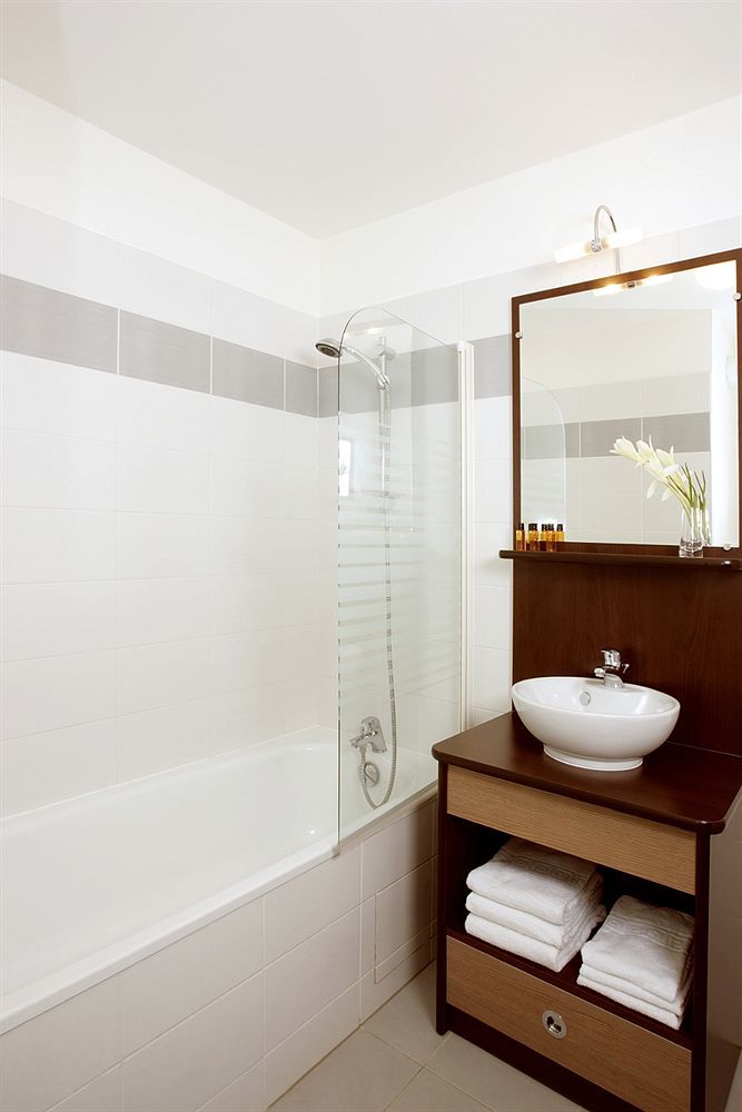 Comfort Suites Le-Port-Marly Paris Ouest Льо Порт-Марли Екстериор снимка